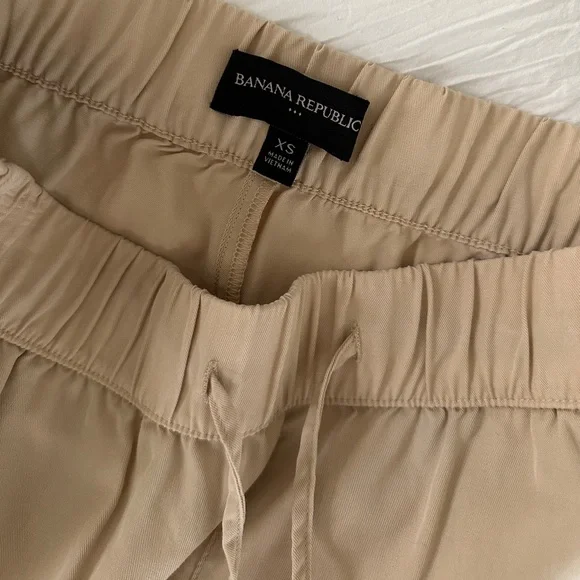 Banana Republic Tan Cargo Pants - Picture 4 of 4